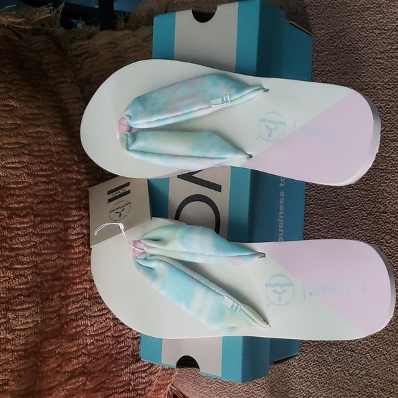 Toms - Picture 2 of 3